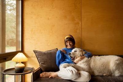 犬があなたから『離れて座ろうとする』心理6選　そばにいてもらうにはどうしたらいいの？