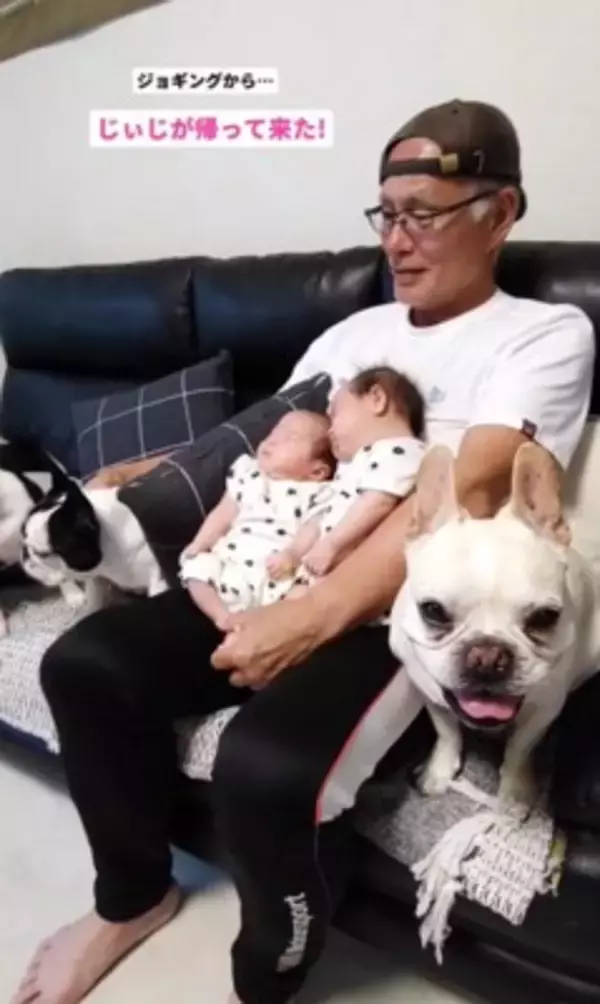 『やっと帰ってきた！』おじいちゃんの帰宅を心待ちにしていた3匹の犬…双子の赤ちゃんと一緒に寄り添う姿が12万回再生「みんな可愛い」と絶賛