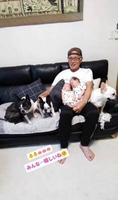 『やっと帰ってきた！』おじいちゃんの帰宅を心待ちにしていた3匹の犬…双子の赤ちゃんと一緒に寄り添う姿が12万回再生「みんな可愛い」と絶賛