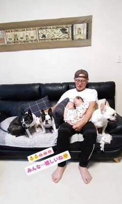 『やっと帰ってきた！』おじいちゃんの帰宅を心待ちにしていた3匹の犬…双子の赤ちゃんと一緒に寄り添う姿が12万回再生「みんな可愛い」と絶賛