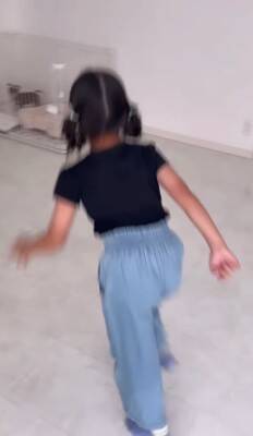 娘2人に『帰ったら子犬がいるサプライズ』してみた結果…まさかの反応が可愛すぎると11万再生「固まっちゃったｗ」「ホッコリした」と絶賛