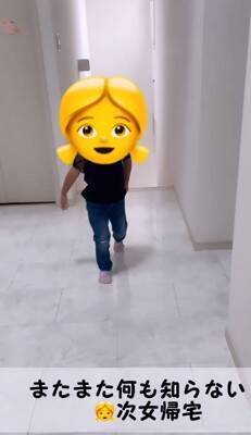 娘2人に『帰ったら子犬がいるサプライズ』してみた結果…まさかの反応が可愛すぎると11万再生「固まっちゃったｗ」「ホッコリした」と絶賛