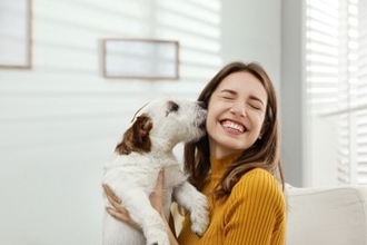 犬が『飼い主の帰宅を喜ぶ』理由4つ　大興奮でお迎えするのはなぜ？注意点まで解説