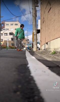 散歩中の犬をスマホで撮影していたら、不審者と間違われ…まさかの『辛辣すぎる反応』が4万再生「めっちゃ警戒してて草」「笑いすぎて涙出たｗ」