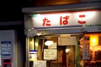 タバコ屋さんに立ち寄った結果→おばあちゃんが出てくると思いきや…目を疑う『まさかの光景』が1470万再生「通いたい」「最上級のもてなし」