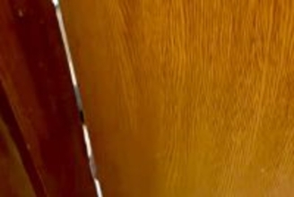 トイレに入っていたら、大型犬に閉じ込められてしまった男性→ドアの隙間を覗くと…『衝撃的な光景』が27万再生「共犯者いて草」「大爆笑ｗｗ」