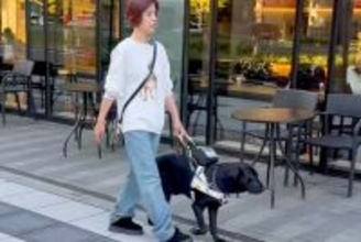 スタバの前を通る『目が見えない女性と盲導犬』→素通りするかと思いきや…まさかの展開が453万再生「誘導してるｗ」「絆を感じてほっこり」