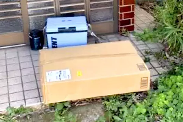 Amazon配達員から『お届け完了の写真』がきたので、確認した結果→荷物と一緒に写っていた『まさかの光景』が19万表示「声出たｗｗ」