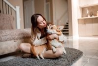 犬を『抱きしめてはいけない』3つの理由　ハグされているときの愛犬の気持ちとは？
