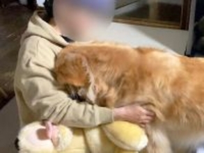 おばあちゃんが『1ヶ月ぶりに遊びに来た』結果→大型犬が…まさかの号泣と『尊すぎる行動』が272万再生「めっちゃ可愛い」「愛されてるなあ」