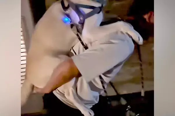 夜、31キロの大型犬が『散歩で歩かなくなった』結果→仕方なくおんぶして…すれ違ったら二度見する『子どもすぎる光景』に反響「確信犯で草」