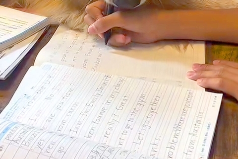 男の子が友達と『勉強会』をした結果→家にいた大型犬も参加して…『絶対に勉強にならない光景』が12万再生「嬉しそう」「テンションの差がｗ」