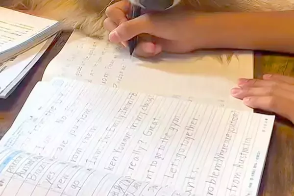 男の子が友達と『勉強会』をした結果→家にいた大型犬も参加して…『絶対に勉強にならない光景』が12万再生「嬉しそう」「テンションの差がｗ」