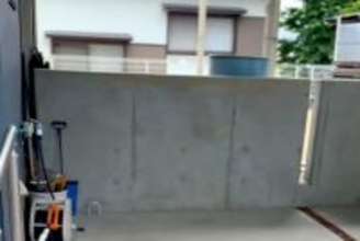 2頭の大型犬を飼っている男性→帰宅して『ただいま』を言いに行くと…あまりにも違う『対応』に反響「わざとらしくて草」「笑っちゃったｗｗ」