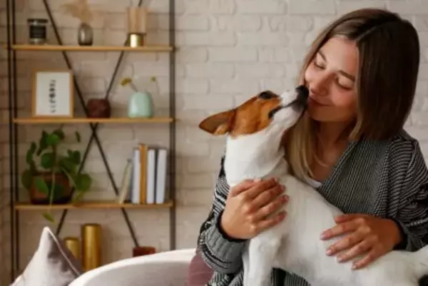 犬が『体をスリスリしてくる』理由5つ　シチュエーション別でわかる主な心理とは？