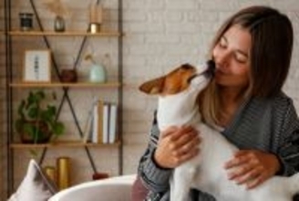 犬が『体をスリスリしてくる』理由5つ　シチュエーション別でわかる主な心理とは？