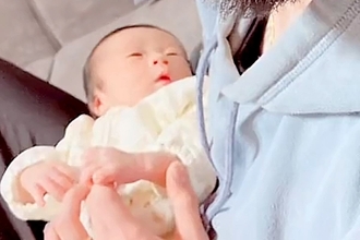 出産後、赤ちゃんと一緒に5日ぶりの帰宅→家にいた犬が、ママよりも先に…尊すぎる『はじめましての光景』に反響「羨ましい」「いいお兄ちゃん」