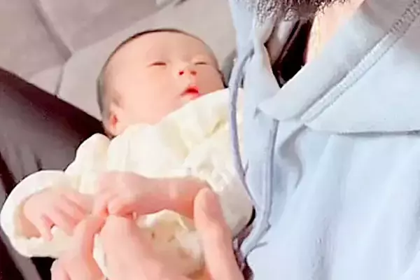 出産後、赤ちゃんと一緒に5日ぶりの帰宅→家にいた犬が、ママよりも先に…尊すぎる『はじめましての光景』に反響「羨ましい」「いいお兄ちゃん」