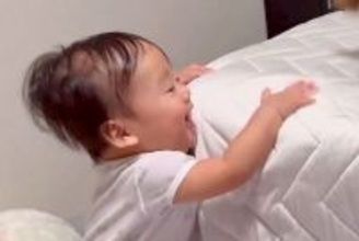 爆笑する赤ちゃん→ベッドの上に『犬』が乗っかって…人間顔負けな『育児のプロすぎる光景』に3万いいね「ほんまにすごい」「頭良すぎる」と称賛