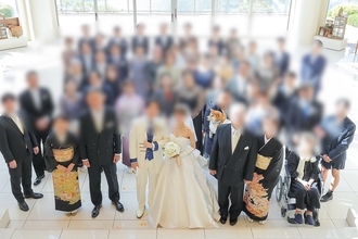 結婚式の集合写真を見返していたら『参列した犬』が…あまりに愛おしい『まさかの光景』に6万いいね集まる「にっこり不可避」「素敵すぎ」と絶賛