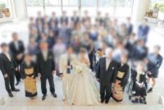 結婚式の集合写真を見返していたら『参列した犬』が…あまりに愛おしい『まさかの光景』に6万いいね集まる「にっこり不可避」「素敵すぎ」と絶賛