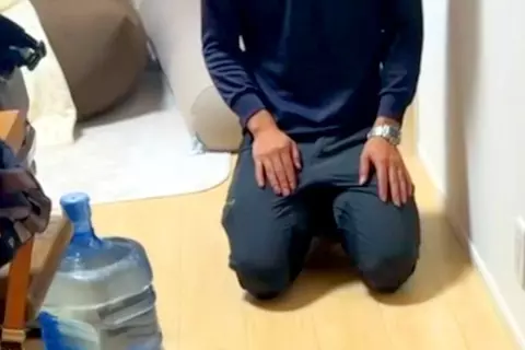 犬が『夫に叱られてしまった』結果→反省しながら『大好き』が溢れてしまい…許さざるを得ない光景が108万再生「シャコタンで草」「可愛すぎ」