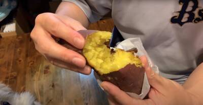 犬が近所のおばあちゃんに『やきいも』を貰った結果…ギラッギラな『必死すぎる表情』が面白いと5万再生「真剣ｗ」「ガン見でたまらん」