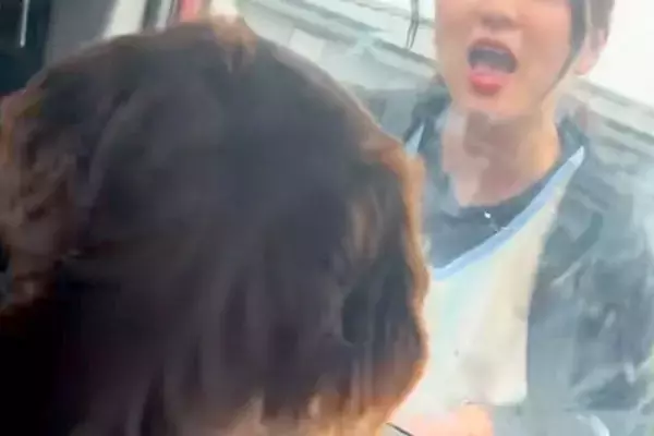 犬と一緒に『車で娘をお迎えに行った』結果→姿を見つけた瞬間に…家族愛にあふれた『熱烈大歓迎』が14万再生「喜び大爆発」「羨ましくなる」