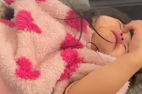 女の子が『怒られて落ち込んでしまった』結果→超大型犬が心配してくれて…優しさ溢れる光景が16万再生「なんて愛おしい」「私も慰めてほしい」