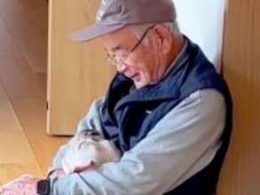 座るおじいちゃんに抱っこされている犬→まるで『会話』しているようで…愛が伝わる『尊い光景』が286万再生「涙が…」「ふたりだけの時間」