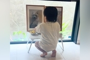 亡くなった愛犬の命日、遺影の前にお供え物をしたら…2歳の男の子がみせた『優しい行動』が尊すぎる　胸がじんわり温かくなる光景に反響