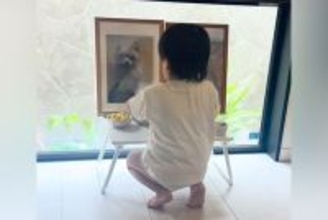 亡くなった愛犬の命日、遺影の前にお供え物をしたら…2歳の男の子がみせた『優しい行動』が尊すぎる　胸がじんわり温かくなる光景に反響