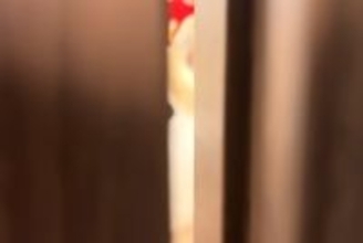 ドアを閉めて『犬と10秒間だけお別れしてみた』結果→そーっと開けてみると…抱きしめたくなる『再会の瞬間』に反響「健気だ」「バレバレｗ」