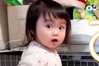 2歳の女の子が『犬にこっそりおやつをあげようとした』結果→バレてしまい、注意されると…理不尽な光景が14万再生「ごまかしてるの草」