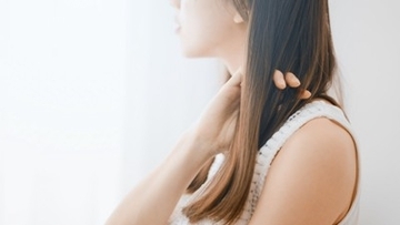 犬が『飼い主の髪を食べてしまう』理由５つ　止めさせた方がいいの？飲み込んだときに起こる愛犬への悪影響とは