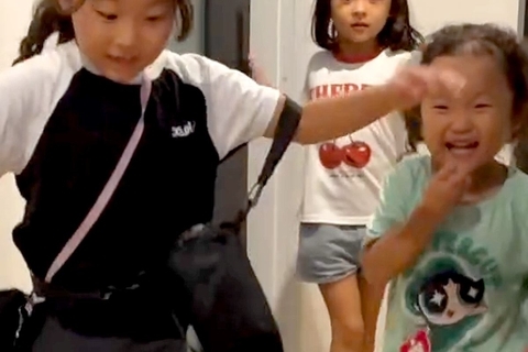 犬が亡くなり毎日泣いていた家族→内緒で『赤ちゃん犬をお迎えした』結果…素敵すぎる『対面の瞬間』が65万再生「涙が溢れた」「きっと喜んでる」