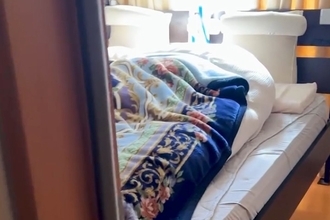 パパがいる寝室から不思議な声が…怪しいと思い、突撃してみた結果→『まさかの浮気現場』に反響「いちゃいちゃしてるｗ」「ラブラブで可愛い」