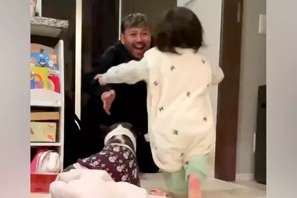 パパが帰宅すると『小さな女の子と犬』が駆け寄って…絵に描いたような『幸せすぎる光景』に反響「いいね…泣いちゃう」「なんて暖かいお出迎え」