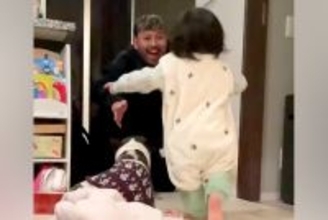 パパが帰宅すると『小さな女の子と犬』が駆け寄って…絵に描いたような『幸せすぎる光景』に反響「いいね…泣いちゃう」「なんて暖かいお出迎え」