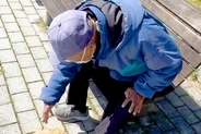 極小子犬が『ベンチで休憩中の知らないおじいちゃん』を発見→一目散に駆け寄って…とんでもなく可愛い光景が10万再生「たまらん」「チョロQ？」