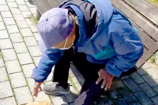 極小子犬が『ベンチで休憩中の知らないおじいちゃん』を発見→一目散に駆け寄って…とんでもなく可愛い光景が10万再生「たまらん」「チョロQ？」