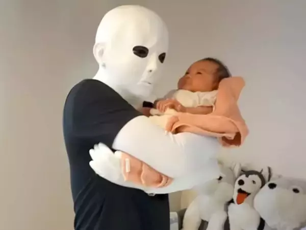 不審者になりきり『赤ちゃんを誘拐』したお父さん→大型犬たちが守ってくれると思いきや…まさかの光景が11万再生「爆笑した」「バレてて草」