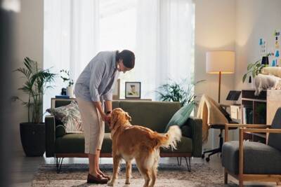 愛犬が『ずっとついてくる』心理5つ　飼い主につきまとうのはなぜ？やめさせた方がいいの？
