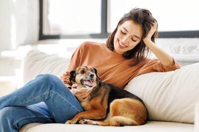 愛犬が『ずっとついてくる』心理5つ　飼い主につきまとうのはなぜ？やめさせた方がいいの？