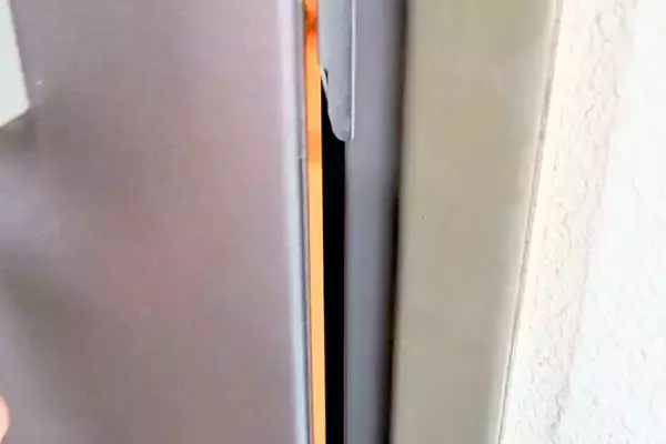 『帰ったら犬が喜んでお迎えしてくれる』と思い、玄関のドアを開けた結果…予想と違った『まさかの光景』に爆笑「ホラーで草」「全然動かんｗ」