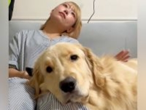 大型犬に膝枕をしてあげる女性→撫でるのをサボっていたら…まるでカップル？人間味あふれる行動が147万再生「彼氏系犬ｗ」「なんか泣けた」
