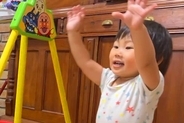 夜、2歳の女の子が寝る前に『バイバイ』と大型犬に伝えた結果→『寂しがるかな』と思いきや…まさかの反応が25万再生「早く行けよって顔で草」