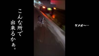 ゲリラ雷雨の中、犬の散歩に出かけた結果…まさかの『世紀末すぎる光景』が面白いと9万再生「ベスポジ妥協しないの草」「柴犬あるある」と爆笑