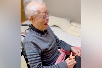 愛犬を亡くし『認知症気味になったおじいちゃん』→サプライズで贈り物を渡すと…涙が止まらない光景が190万再生「愛してたんだ…」「泣いた」