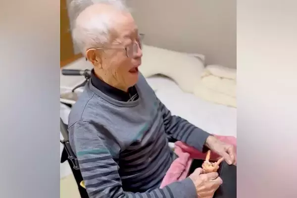 愛犬を亡くし『認知症気味になったおじいちゃん』→サプライズで贈り物を渡すと…涙が止まらない光景が190万再生「愛してたんだ…」「泣いた」